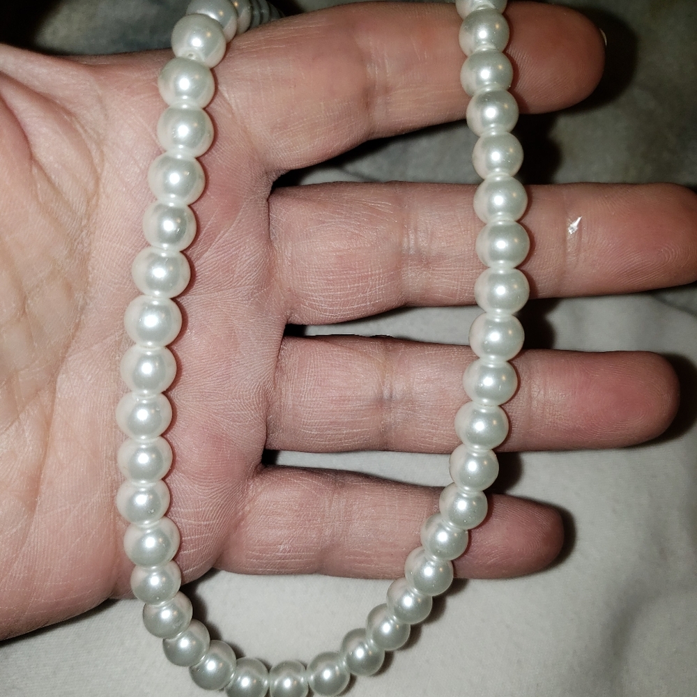 Pretty Pearl Necklace - Picture 2 of 4